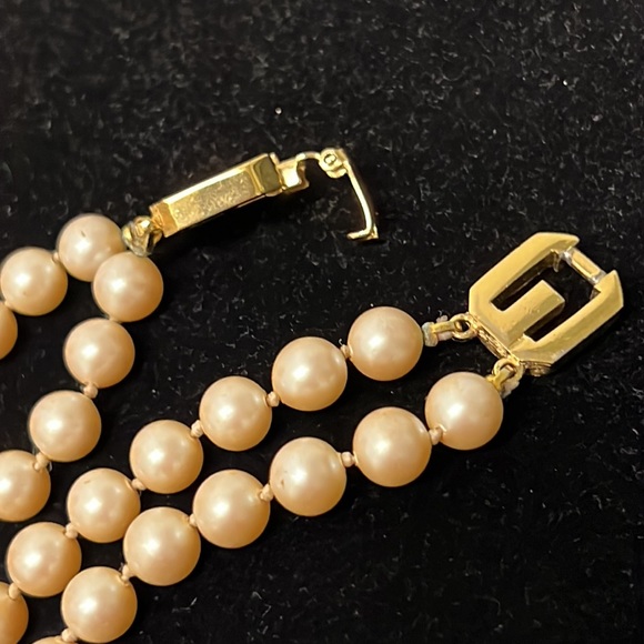 GIVENCHY Genuine Vintage 1977 Pearl Bracelet with Signed Clasp - Picture 4 of 6